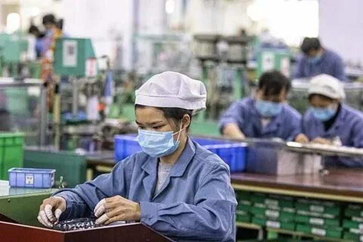 Blouse tay phồng nhẹ: Kiểu tay phồng lại là một trong những kiểu được ưa chuộng