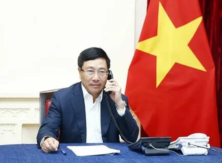 Có 1 kiểu áo quốc dân, dù - Cảm hứng video marketing từ Hotspot Matrix